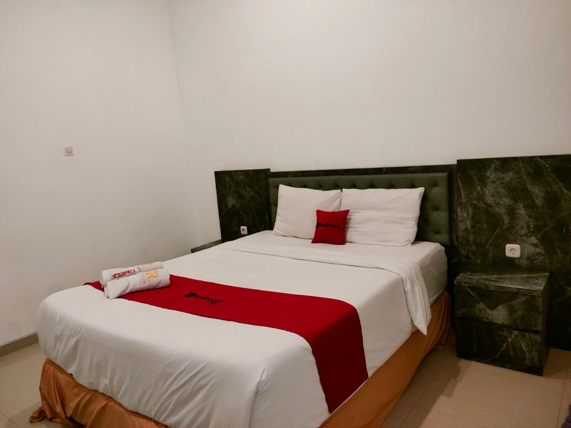 Reddoorz At Sukomanunggal Surabaya Exterior photo