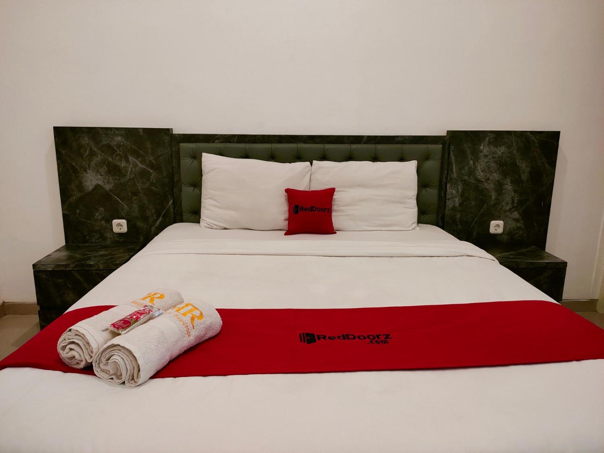 Reddoorz At Sukomanunggal Surabaya Exterior photo